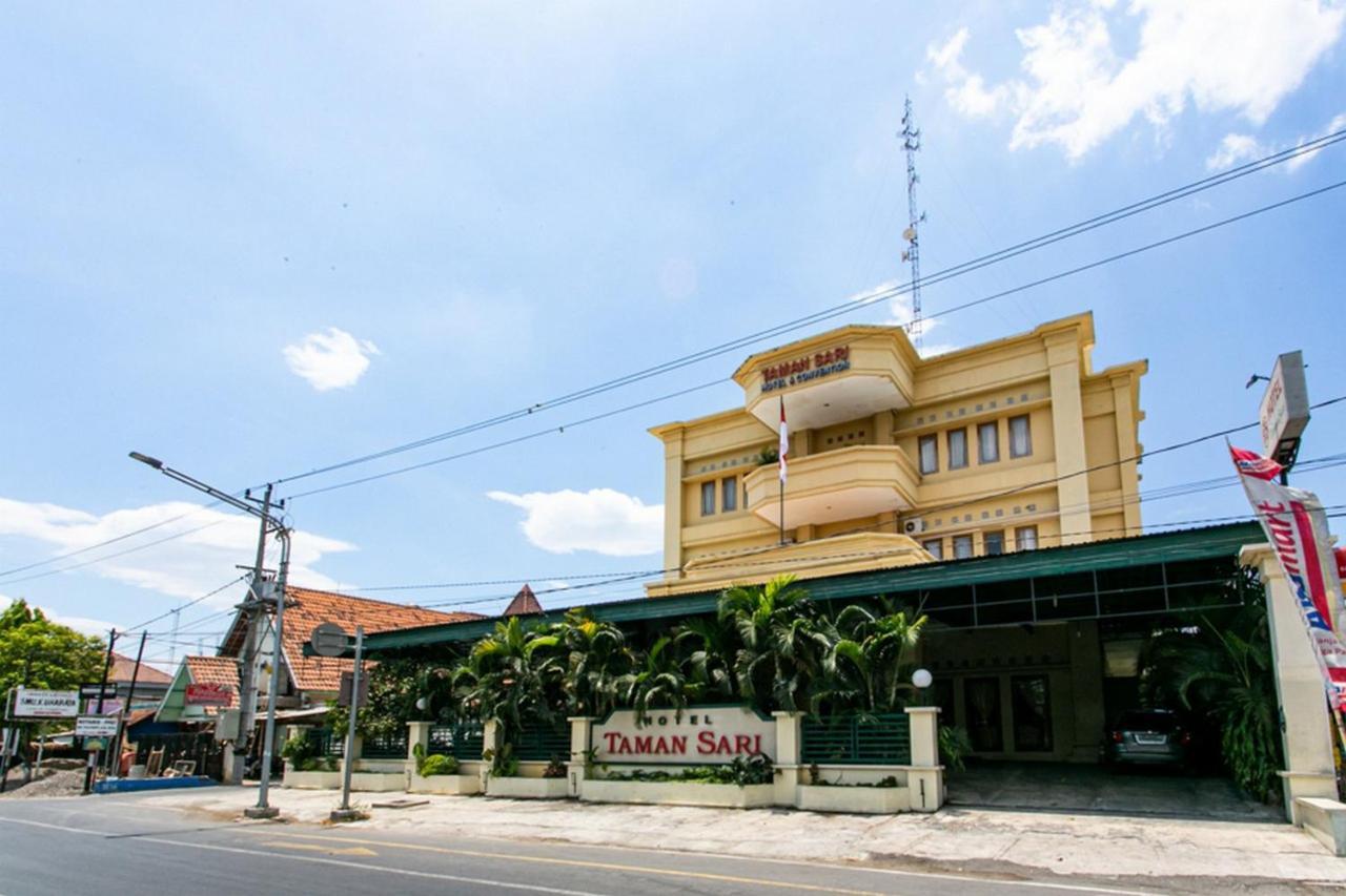 Reddoorz Plus Near Alun Alun Karanganyar スラカルタ エクステリア 写真